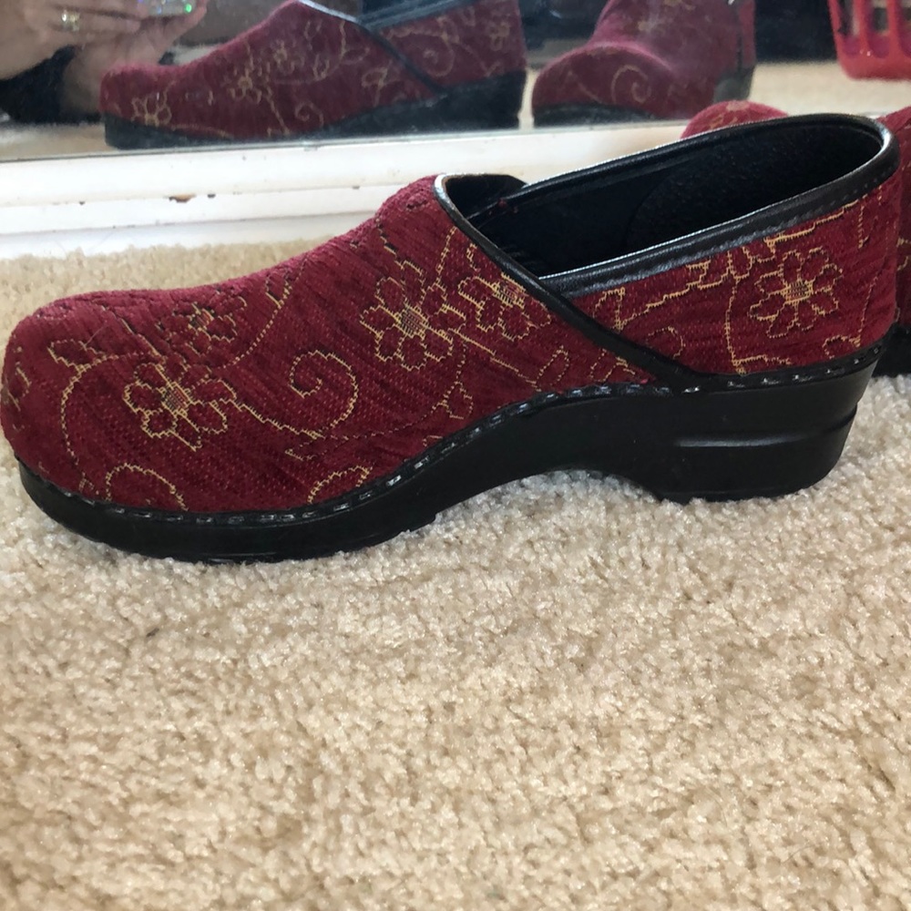 Dansco - EUC red with gold. Size 40.
